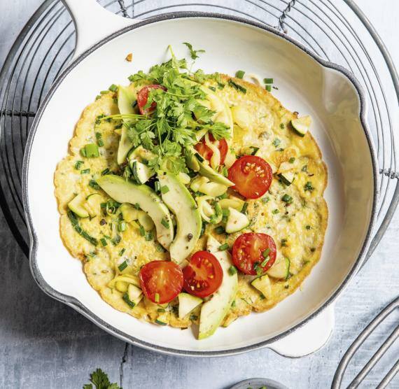 Omelett in Pfanne mit Avocado und Tomaten