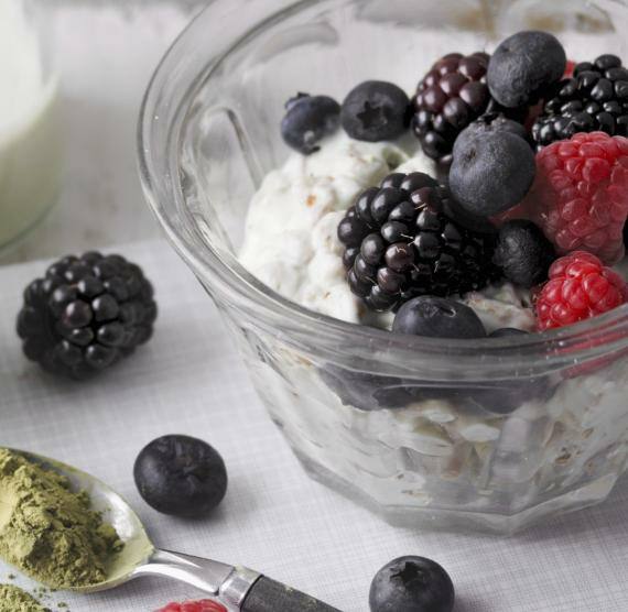 Joghurt mit Beeren und Matcha im Glas