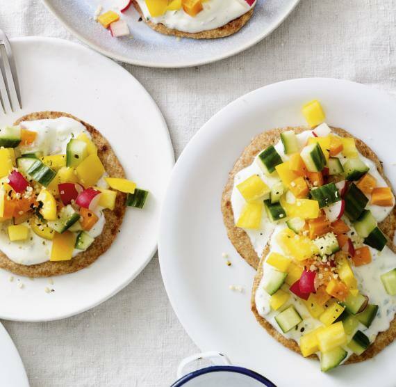 Dinkelfladen mit Salat, Joghurtdip und Hanfsamen