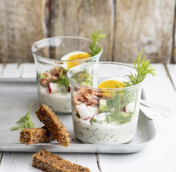 Krabben-Eier-Salat in Gläsern angerichtet