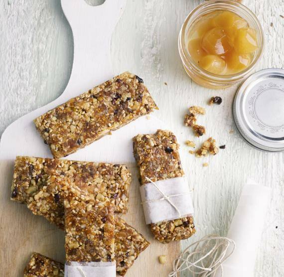 Selbstgemachte Müsliriegel mit Feigen und Walnüssen