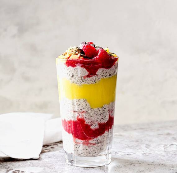 Chia-Pudding mit Mango und Himbeeren
