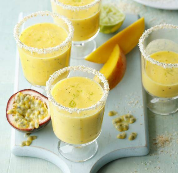 4 Gläser mit Kokosraspelrand und Smoothie, Maracuja und Mangostreifen