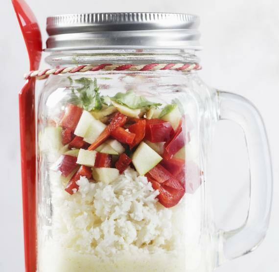 Meal Prep Salat mit Blumenkohlreis und Paprika