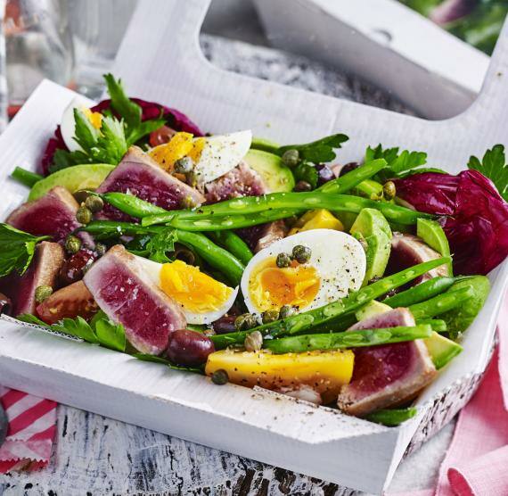 Nizzasalat mit Thunfisch, Avocado und Ei