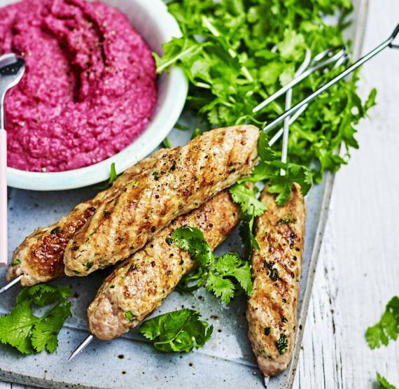Puten-Reis-Kofta mit Rote-Bete-Hummus