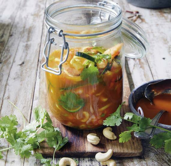 Currysuppe mit Garnelen im Glas