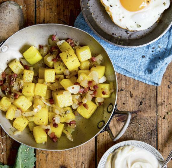 „Bratkartoffeln“ aus Kohlrabi mit Spiegelei und Speck