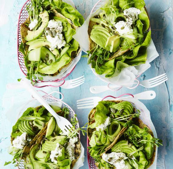 Tacos mit Salat, Avocado und Joghurt
