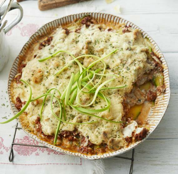 Lasagne mit Zucchini in Auflaufform auf Tisch