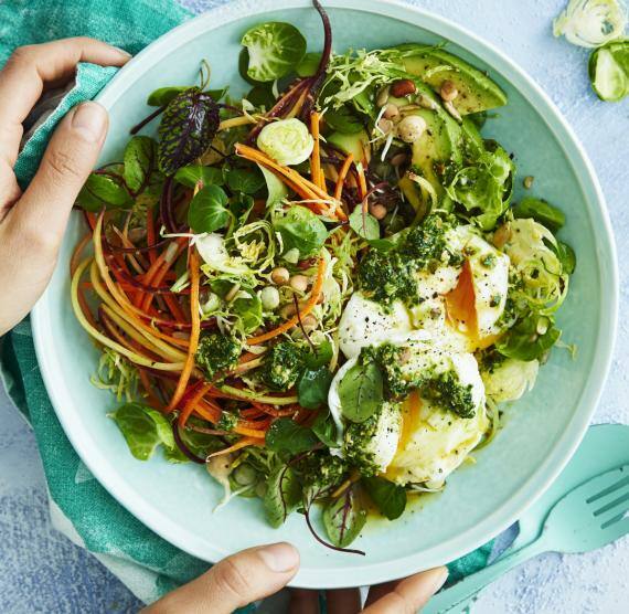 Frühlingssalat mit pochierten Eiern und Grünkohlpesto