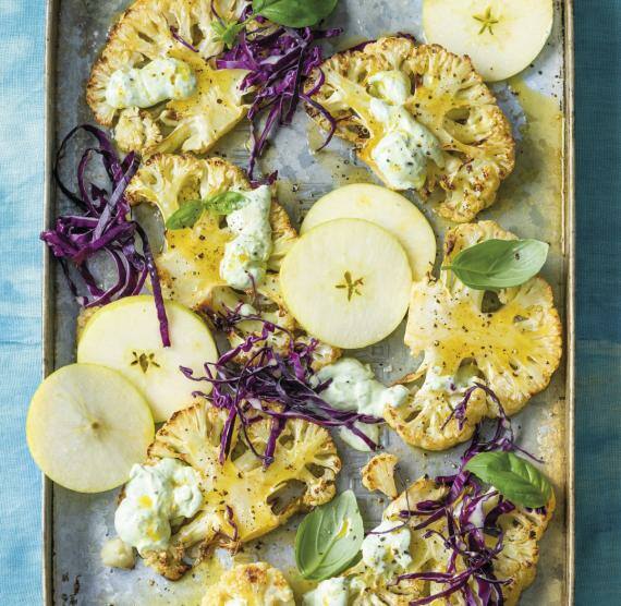 Blech mit gebratenem Bluenkohl, Apfelscheibn, gehobelter Rotkohl, Basilikum und Frischkäse-Sauce