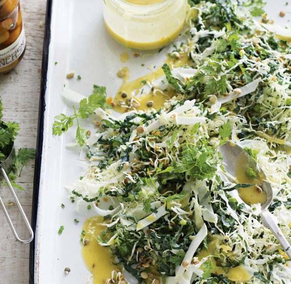 Kohlsalat auf Teller mit Dressing