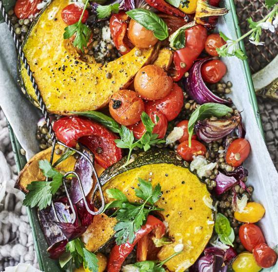 Grüne Form mitgebackenem Kürbis, Tomaten, roten Zwiebeln, Knoblauch, Linsen und frischen Kräutern