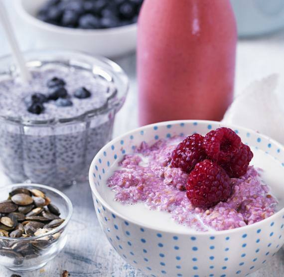 Himbeerporridge in Schale und Chiapudding