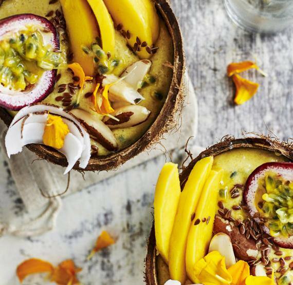 Kokosschalen mit Mango, Maracuja und Kokosstreifen