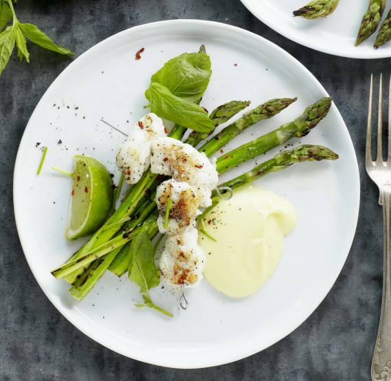 Teller mit Spargel und Fischspiessen Limetten und Minze