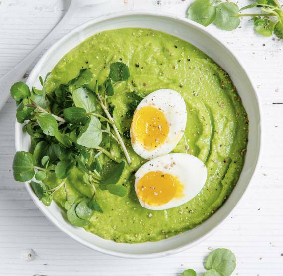 Schale mir grünem Püree und Löffel