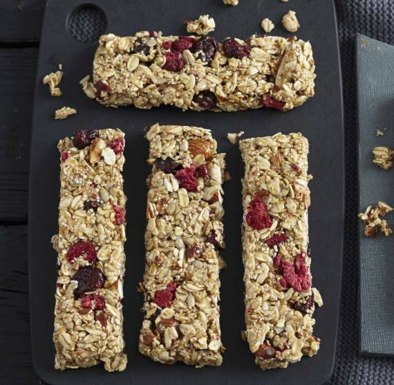 Beeren-Müsliriegel auf Brettern