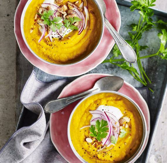 Scharfe Möhrensuppe mit Rauchmandeln