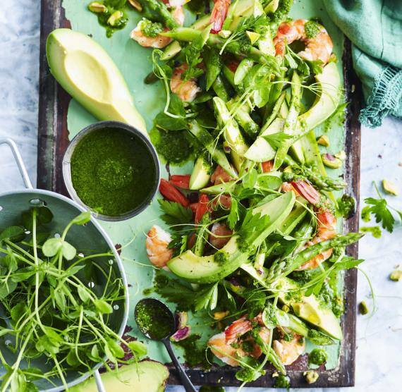 Avocado-Spargel-Salat mit Garnelen auf einer Platte