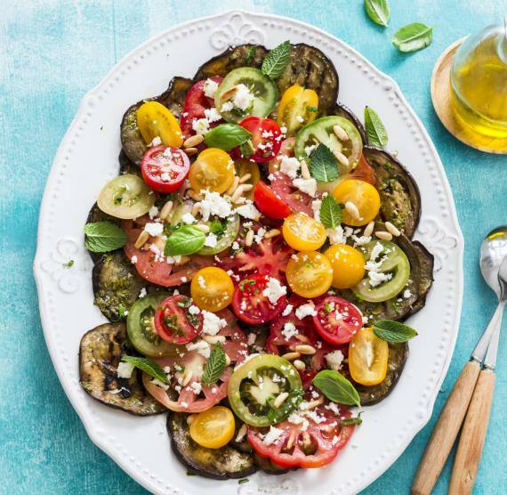 Teller mit Auberginen, Tomaten und Feta