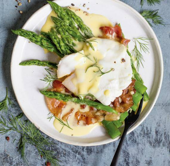 Eggs Benedict mit Spargel, Bacon und Dill-Hollandaise