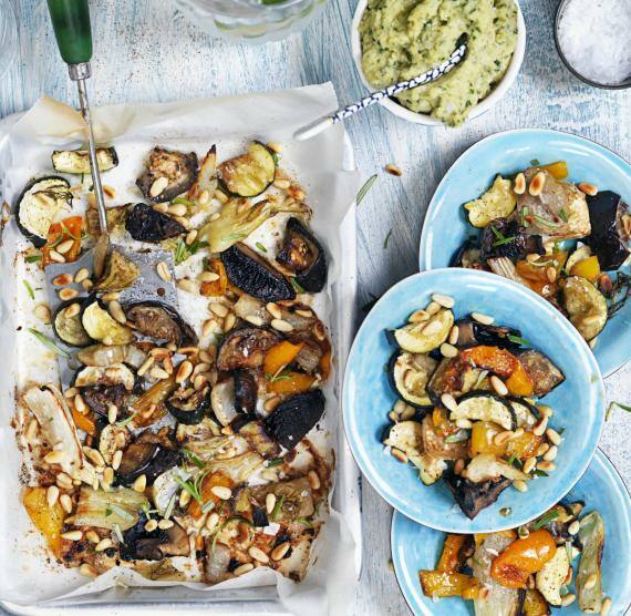 Blech und Schalen mit Ofengemüse und Oliven-Dip