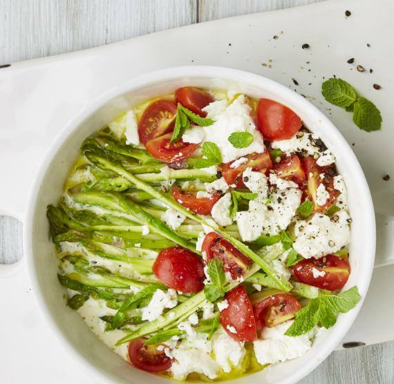 Grüner Spargel mit Tomaten und Minze