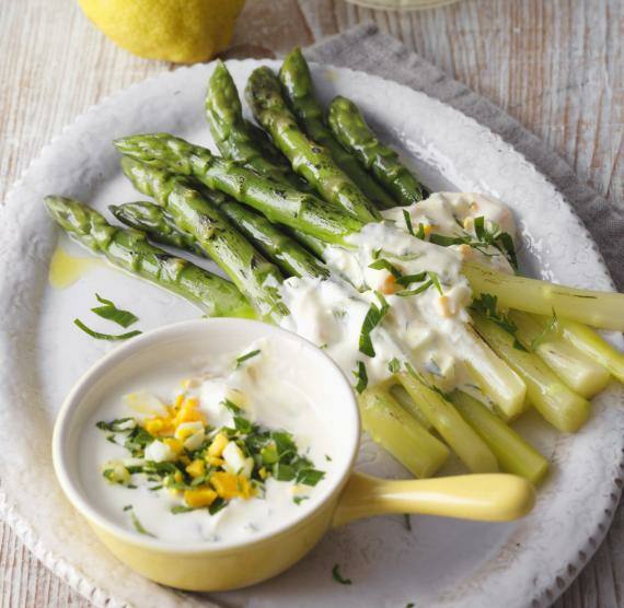Spargel und Eiersauce auf Teller