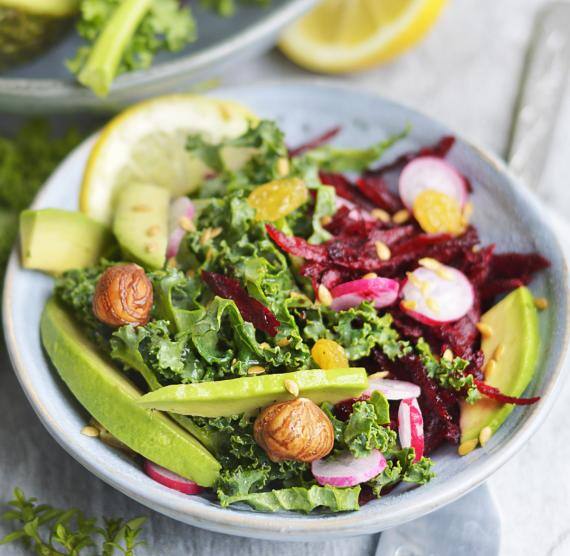 Salatschälchen mit Grünkohl, Avocado, Rote Beete, Radieschen, Haselnüssen und Leinsamen