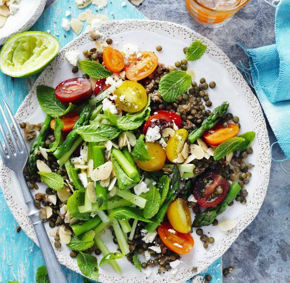 Linsen-Spargel-Salat mit bunten Tomaten