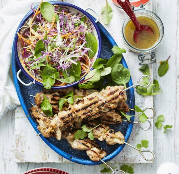 Teller mit Schale Coleslaw und Hähnchenspieße