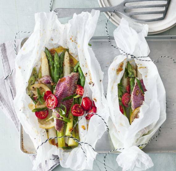 Backpapier-Päckchen mit Spargel und Fisch