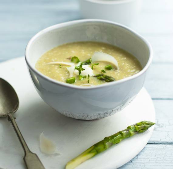 Suppe in deiner Schale auf rundem Tablett und Löffel