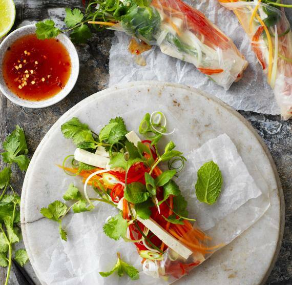 Platte mit Summer Rolls und Sauce und Basilikum