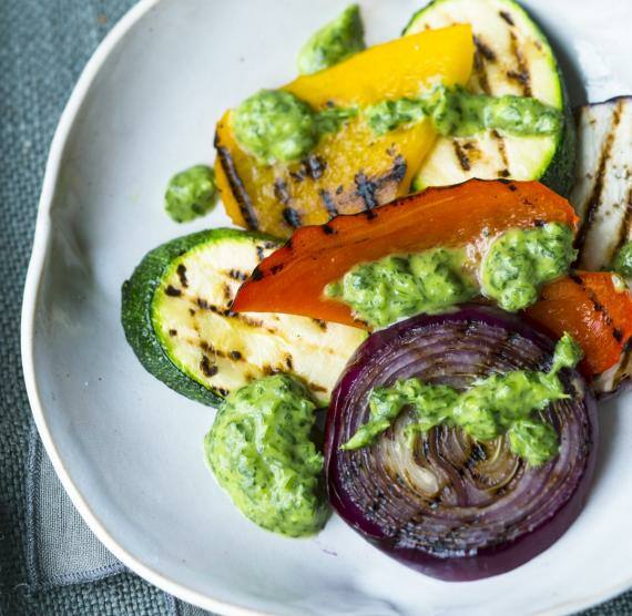 Teller mit Grillgemüse und grüner Sauce