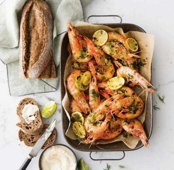 Ofenform mit Garnelen und Schale mit Aioli