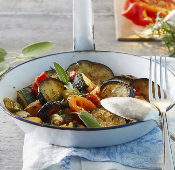 Klassisches Ratatouille in einer Schmorpfanne