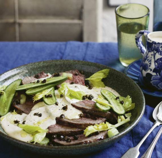 Teller mit Vitello Tonnato und Salat