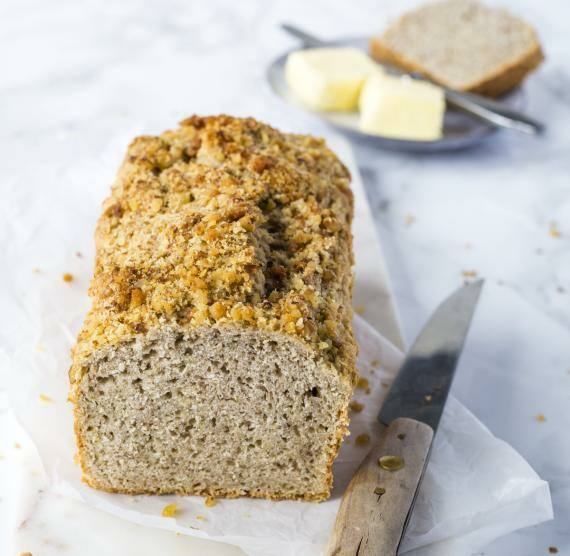 Brot auf Brett und Teller mit Butter und einer Scheibe