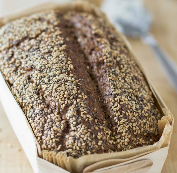 Eiweiß-Brot in Papier-Kastenform