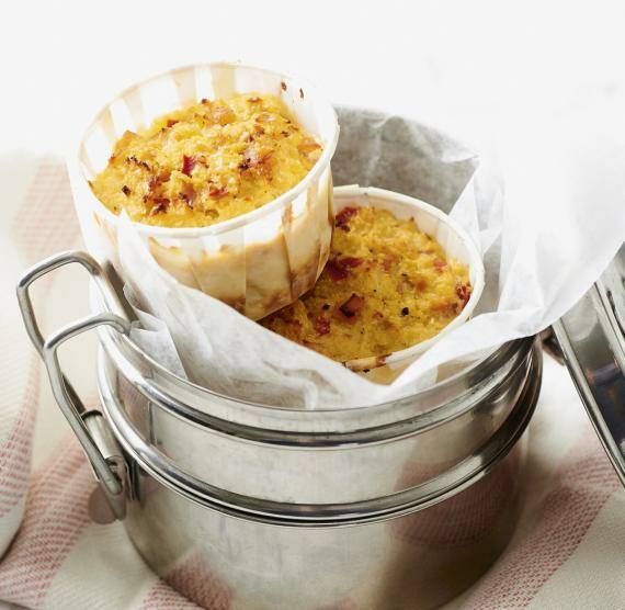 Blumenkohlmuffins mit Schinken in einer Blechdose auf einem Geschirrhandtuch