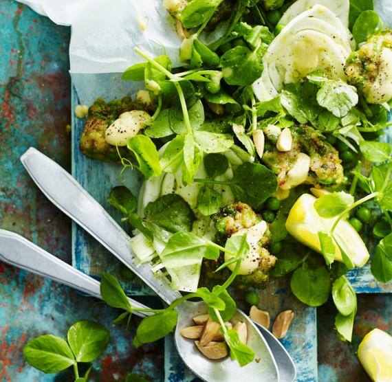 Erbsensalat mit Estragon und Garnelen-Fritters von oben auf blauem Untergrund