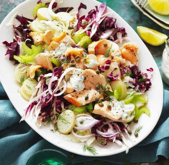 Radicchio-Salat mit pochiertem Lachs, Fenchel und Sellerie auf einem weißen Teller