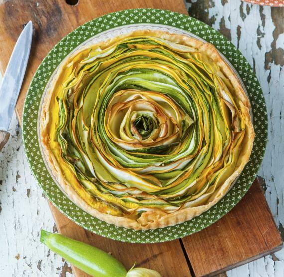 Tarte aus grünen und gelben Zucchini