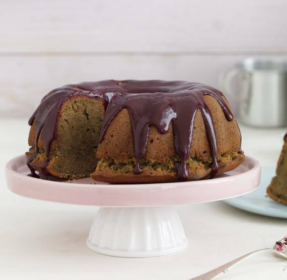 Schoko-Kuchen auf einer Tortenplatte 