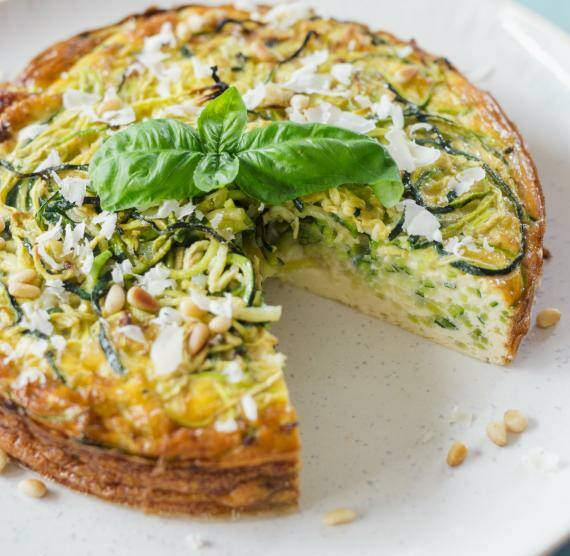 Kuchen mit Zucchininudeln, Parmesan und Pinienkernen