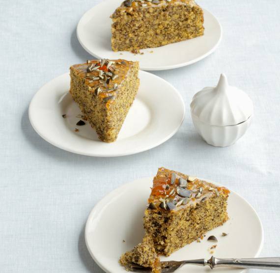 Stück Kürbiskuchen mit Mohn und Mandeln auf einem weißen Teller