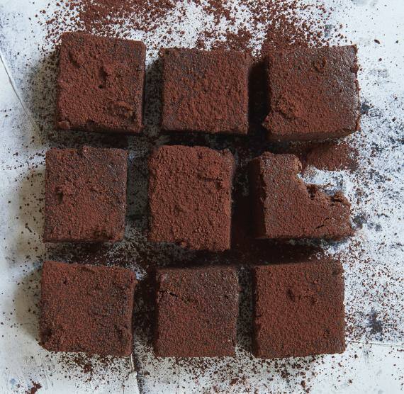 Vegane Süßkartoffel-Brownies mit Kakao bestäubt von oben